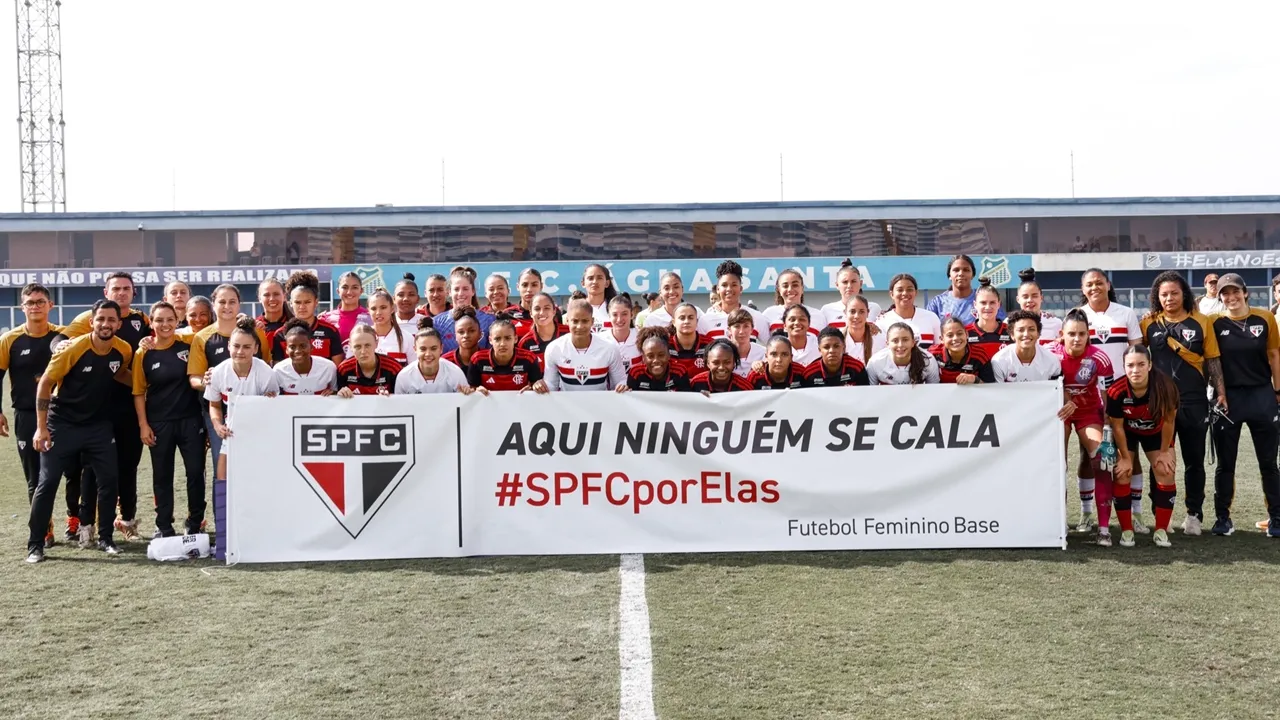 Jogadoras de Flamengo e São Paulo junta com faixa – Foto: Redes Sociais/São Paulo
