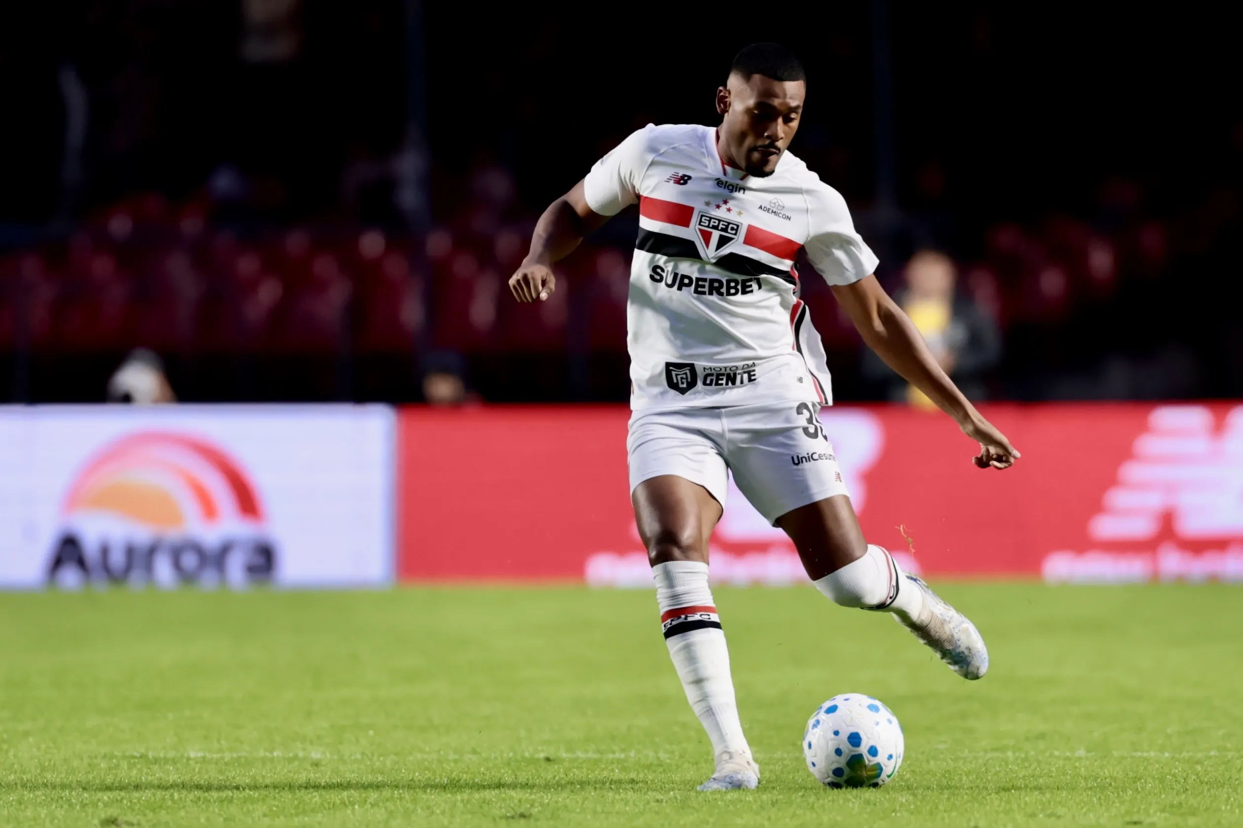 Sabino, jogador do São Paulo, durante partida contra o Botafogo – Foto: Marcello Zambrana/AGIF