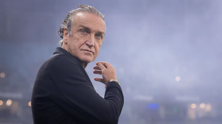 Cuca técnico do Santos durante partida contra o Grêmio no estádio Arena do Grêmio pelo campeonato Brasileiro A 2026. Foto: Maxi Franzoi/AGIF