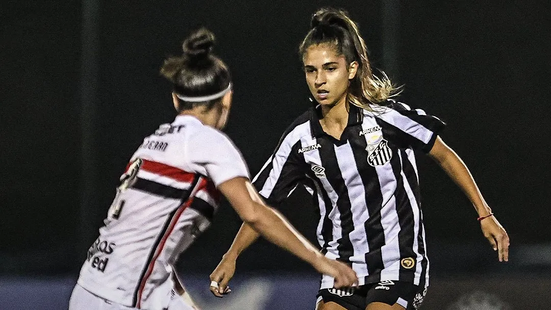 Jogadoras de Santos e São Paulo disputando pela bola – Foto: Redes Sociais/Santos