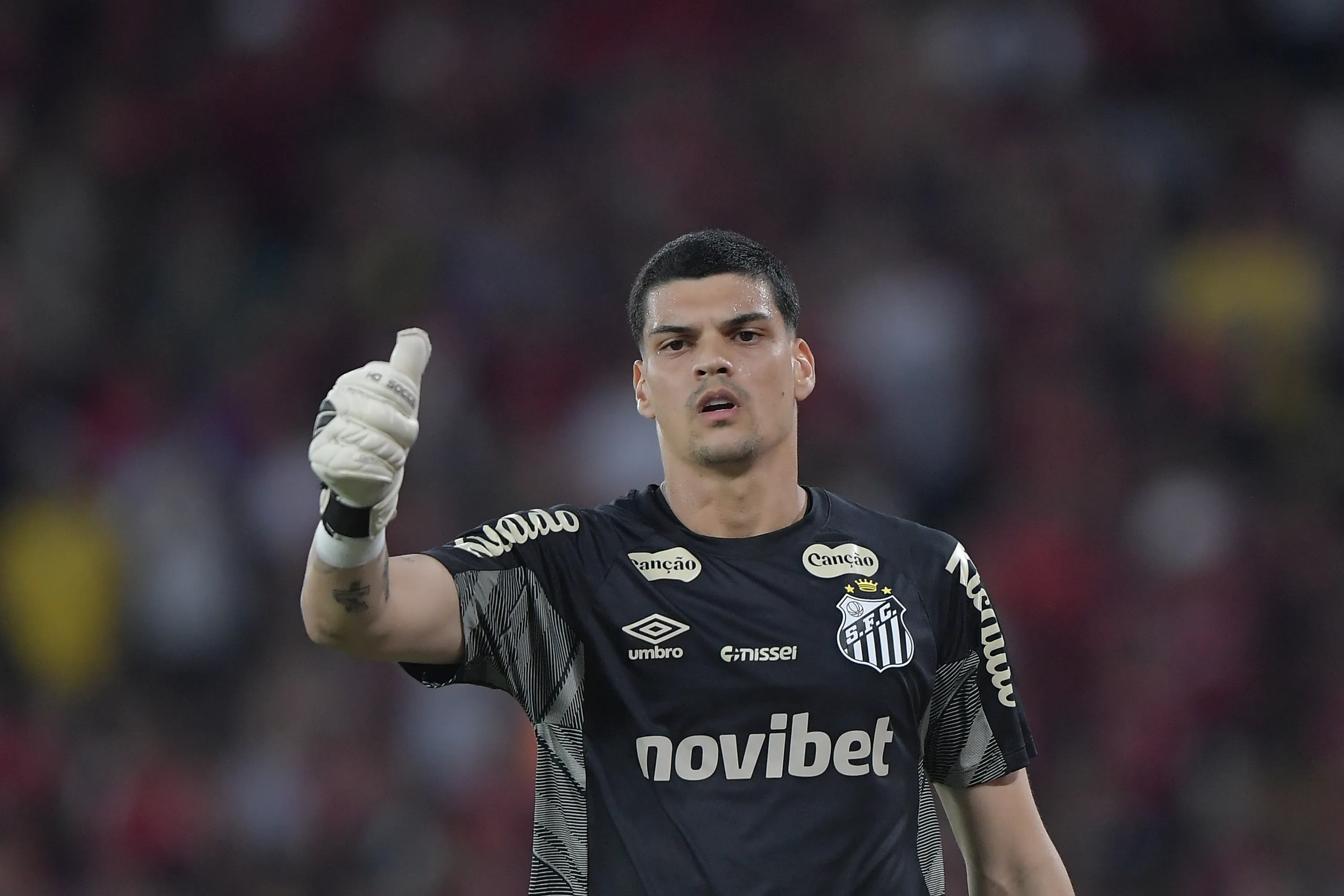 RJ – RIO DE JANEIRO – 05/04/2026 – BRASILEIRO A 2026, FLAMENGO X SANTOS – Gabriel Brazao goleiro do Santos durante partida contra o Flamengo no estadio Maracana pelo campeonato Brasileiro A 2026. Foto: Thiago Ribeiro/AGIF