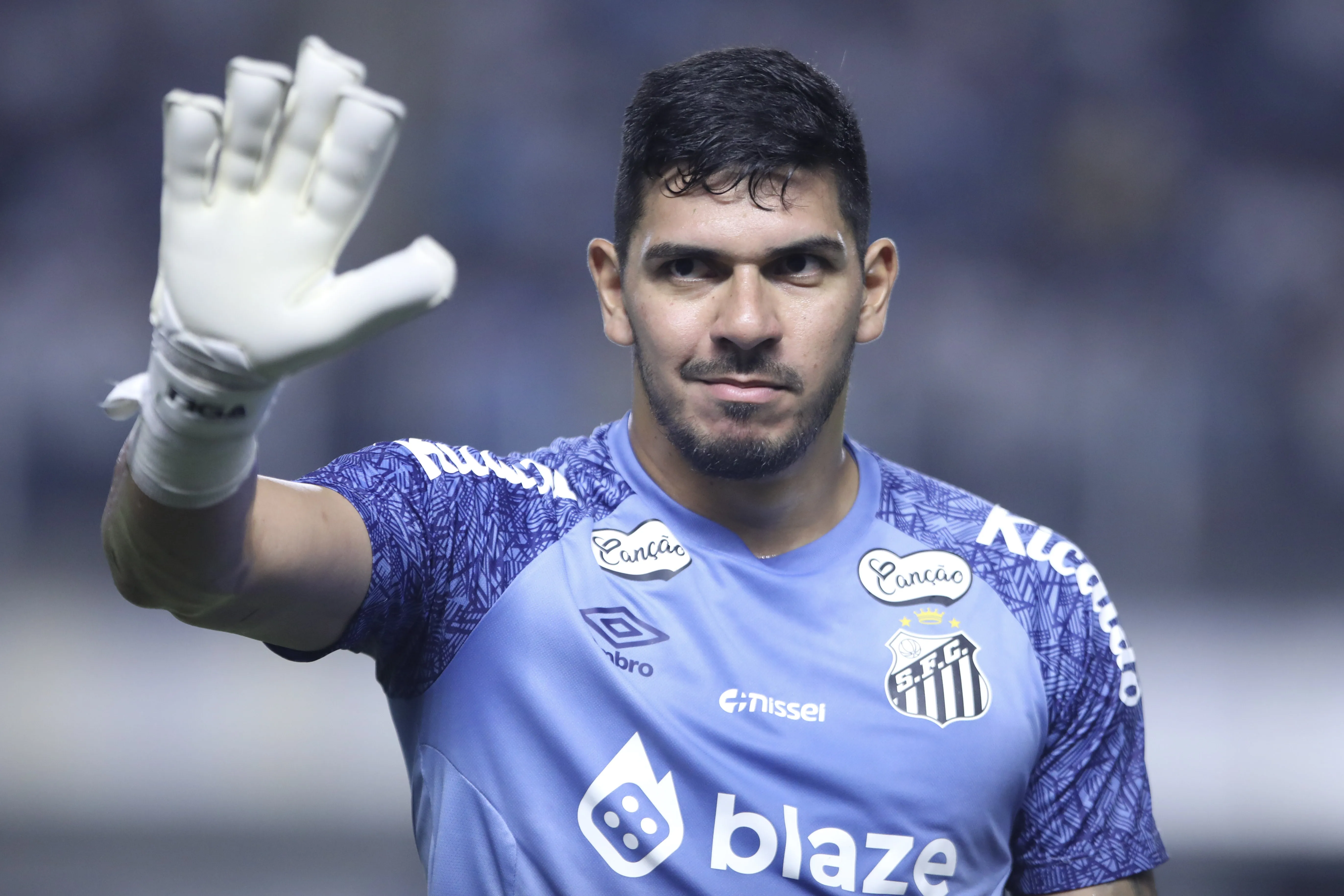 João Paulo durante aquecimento antes da partida contra o Botafogo-SP, na Vila Belmiro, pelo Campeonato Paulista 2025. Foto: Reinaldo Campos/AGIF.