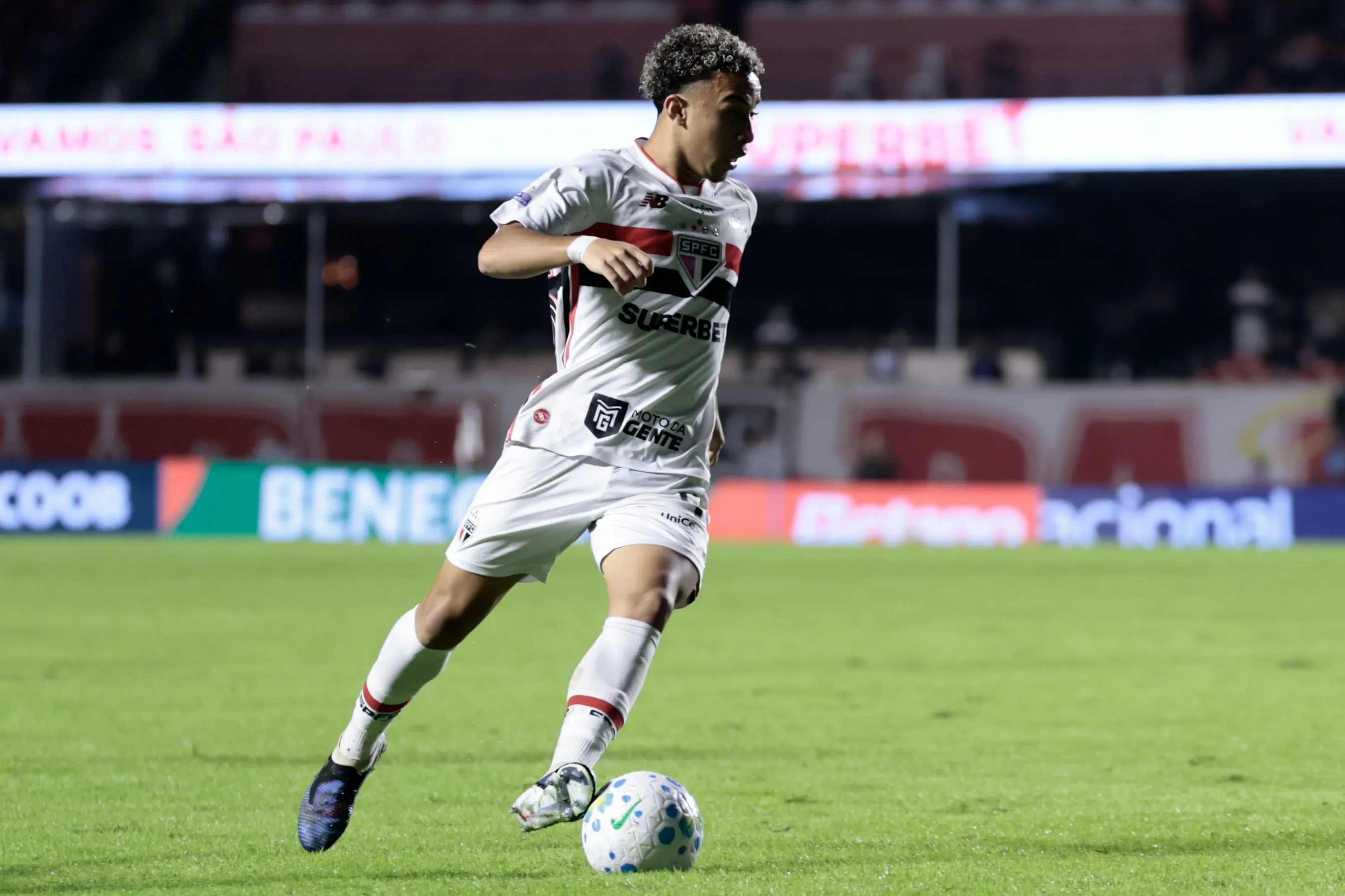 Pedro Ferreira durante partida contra o Botafogo no Morumbis pelo Campeonato Brasileiro 2026. Foto: Marcello Zambrana/AGIF.