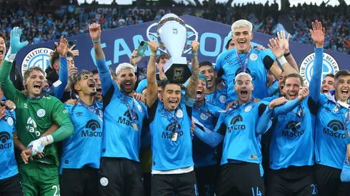 Lucas Zelarayan, do Belgrano, ergue o troféu de campeão após a vitória na final do Torneio Apertura 2026 entre River Plate e Belgrano, no Estádio Mario Alberto Kempes, em Córdoba, Argentina, em 24 de maio de 2026. (Foto de Marcos Brindicci/Getty Images)