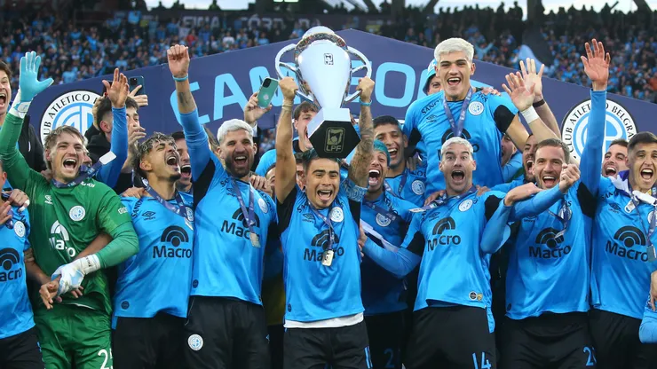 Lucas Zelarayan, do Belgrano, ergue o troféu de campeão após a vitória na final do Torneio Apertura 2026 entre River Plate e Belgrano, no Estádio Mario Alberto Kempes, em Córdoba, Argentina, em 24 de maio de 2026. (Foto de Marcos Brindicci/Getty Images)