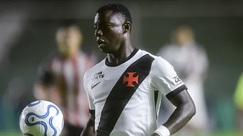 Marino Hinestroza do Vasco Da Gama dribla a bola durante uma partida do grupo G da Copa CONMEBOL Sul-Americana 2026 entre Barracas Central e Vasco Da Gama no Estádio Florencio Sola em 7 de abril de 2026 em Buenos Aires, Argentina. (Foto de Marcelo Endelli/Getty Images)
