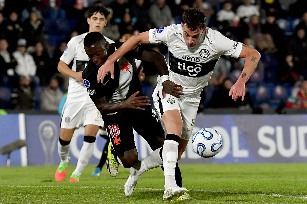 Juan Alfaro do Olimpia e Marino Hinestroza do Vasco da Gama competem pela bola durante uma partida do Grupo G da Copa CONMEBOL Sul-Americana 2026 entre Olimpia e Vasco da Gama no Estadio Defensores del Chaco em 20 de maio de 2026 em Assunção, Paraguai. (Foto de Christian Alvarenga/Getty Images)