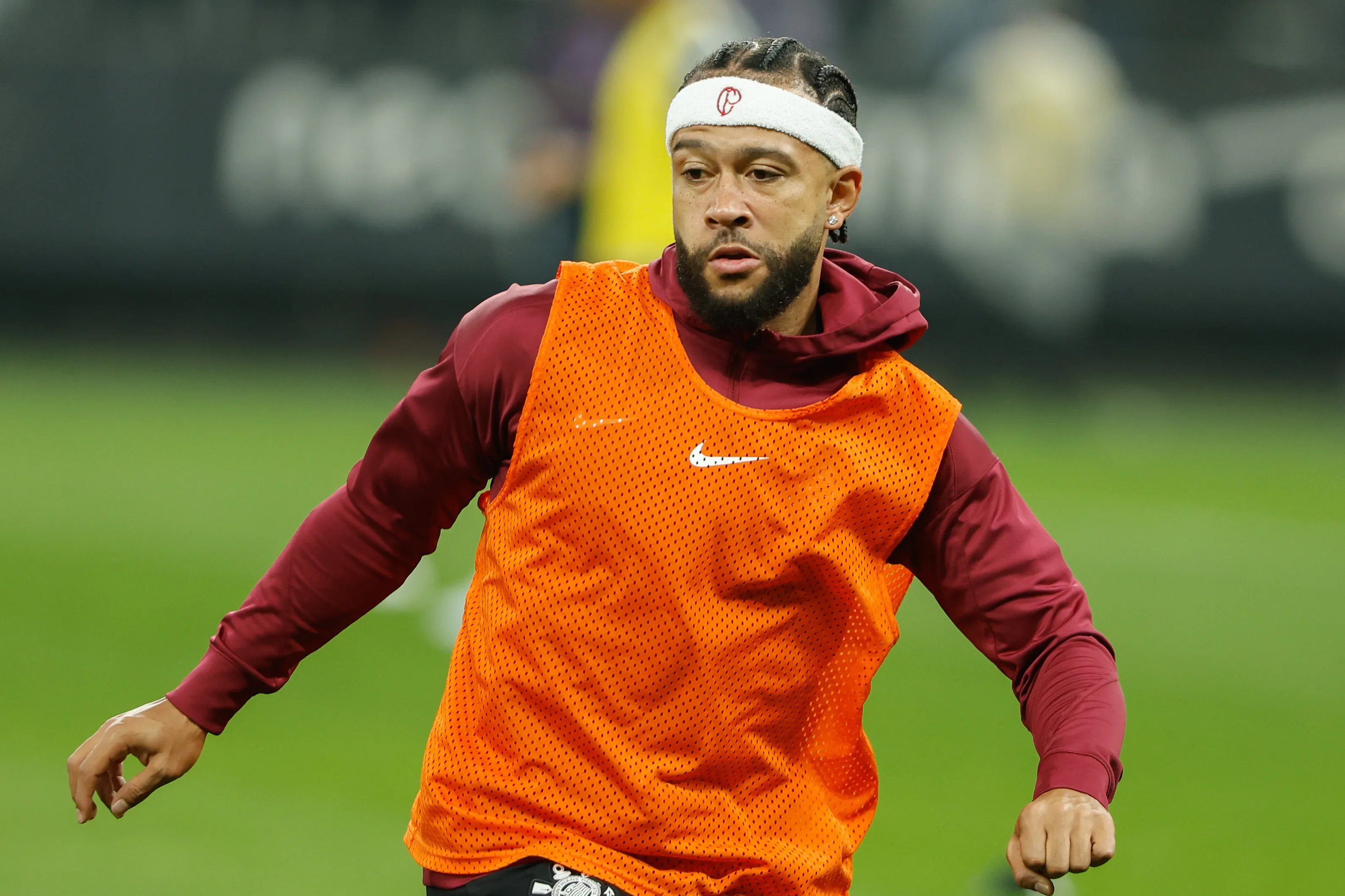 Memphis Depay durante aquecimento antes da partida contra o Atlético-MG na Neo Química Arena pelo Campeonato Brasileiro 2026. Foto: Joisel Amaral/AGIF.