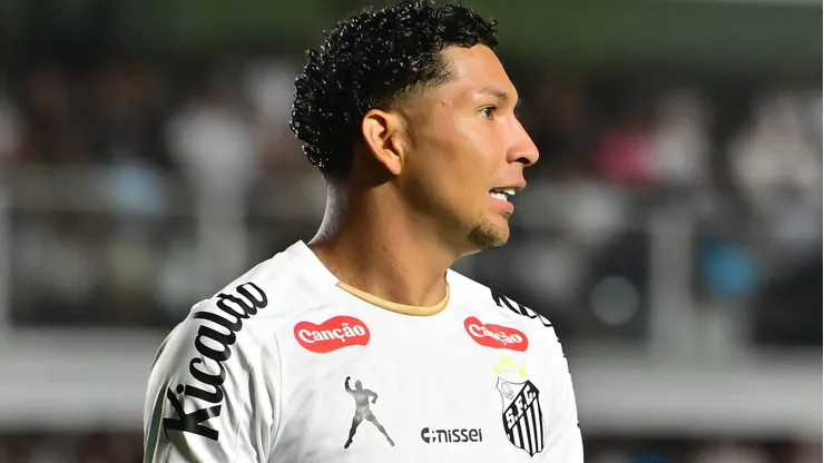 Rony durante confronto entre Santos e Atlético-MG no Brasileirão de 2026.