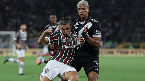 Agustín Canobbio, do Fluminense, luta pela bola com Cauan Barros, do Vasco da Gama, durante a partida de volta das semifinais da Copa do Brasil entre Fluminense e Vasco da Gama, no Estádio do Maracanã, em 14 de dezembro de 2025, no Rio de Janeiro, Brasil. (Foto de Wagner Meier/Getty Images)