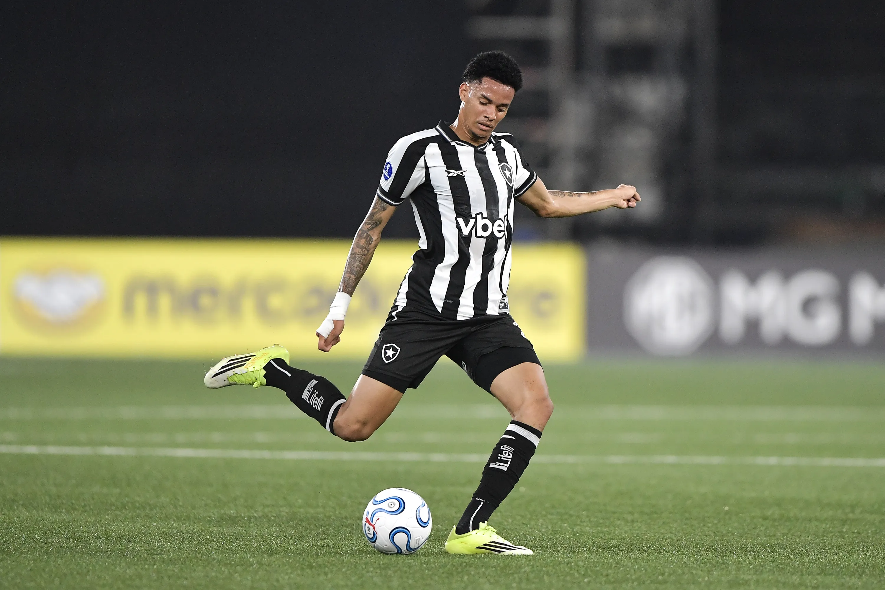 Newton, jogador do Botafogo, durante partida contra o Independiente Petrolero – Foto: Thiago Ribeiro/AGIF