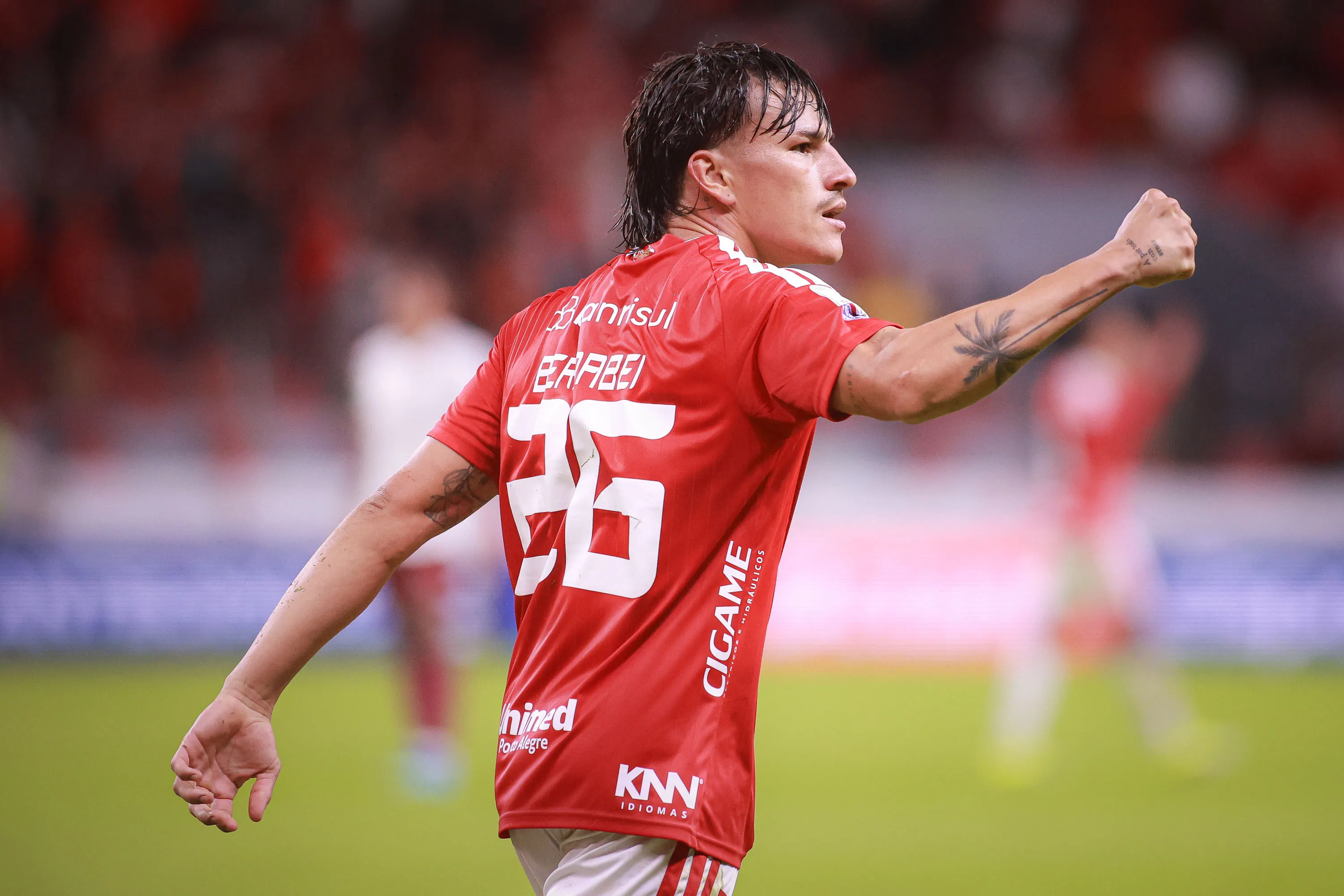 Alexandro Bernabei, jogador do Internacional, comemora seu gol durante partida contra o Fluminense – Foto: Maxi Franzoi/AGIF