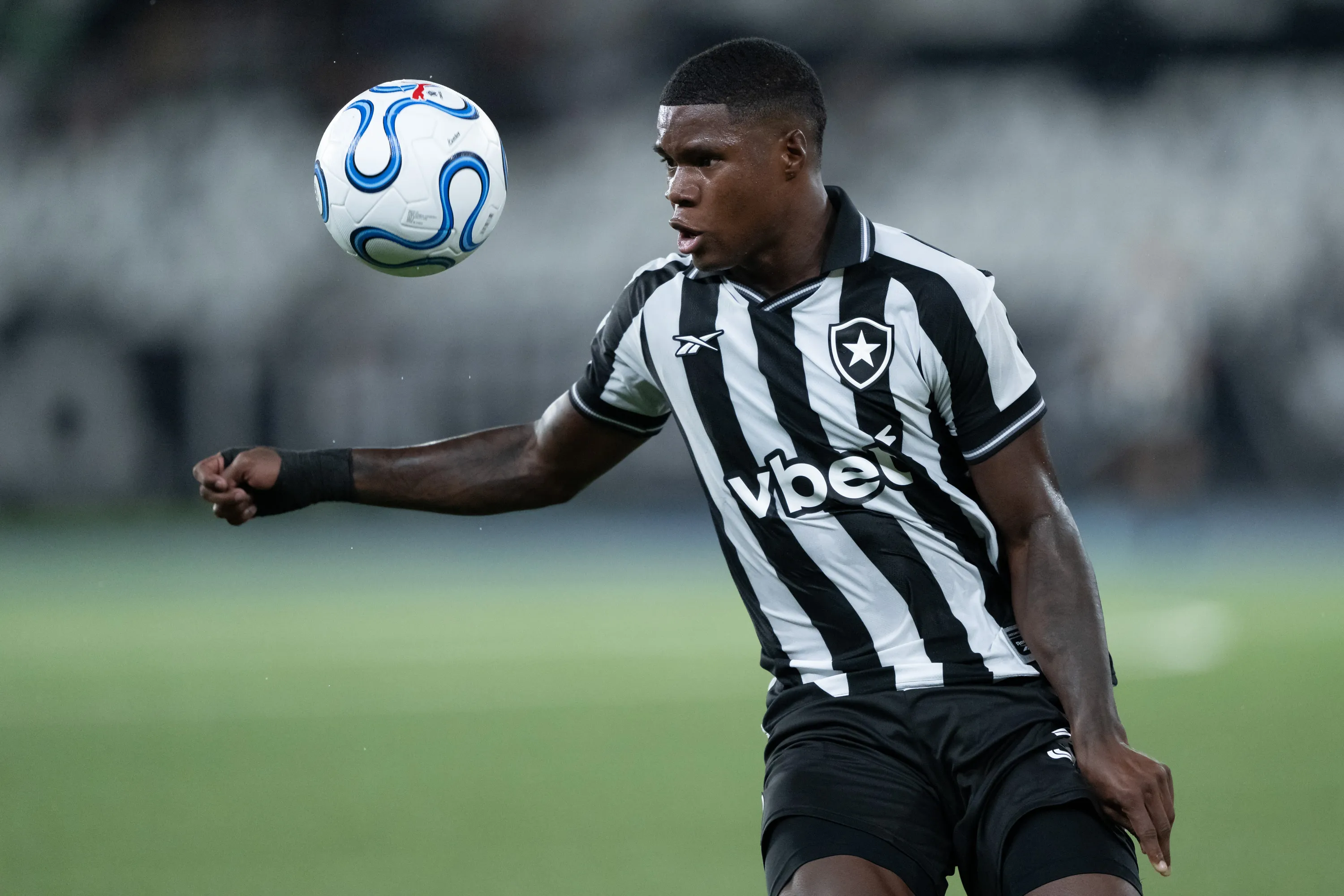 Kadir jogador do Botafogo durante partida contra o Independiente Petrolero no estadio Engenhao pelo campeonato Copa Sul-Americana 2026. Foto: Jorge Rodrigues/AGIF