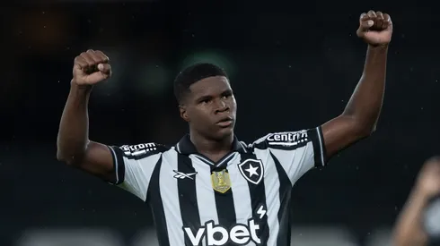Kadir jogador do Botafogo comemora vitoria apos partida contra o Sport no estadio Engenhao pelo campeonato Brasileiro A 2025. Foto: Jorge Rodrigues/AGIF