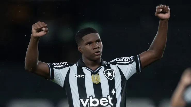 Kadir jogador do Botafogo comemora vitoria apos partida contra o Sport no estadio Engenhao pelo campeonato Brasileiro A 2025. Foto: Jorge Rodrigues/AGIF