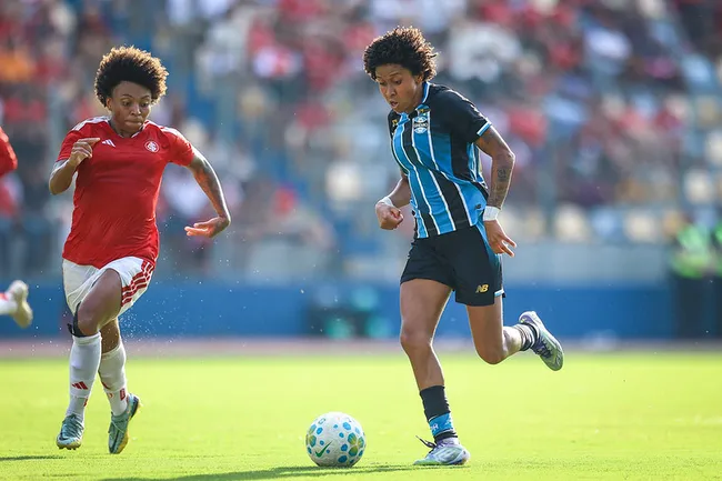 Jogadoras de Grêmio e Internacional disputam pela bola - Foto: Lucas Uebel/Grêmio