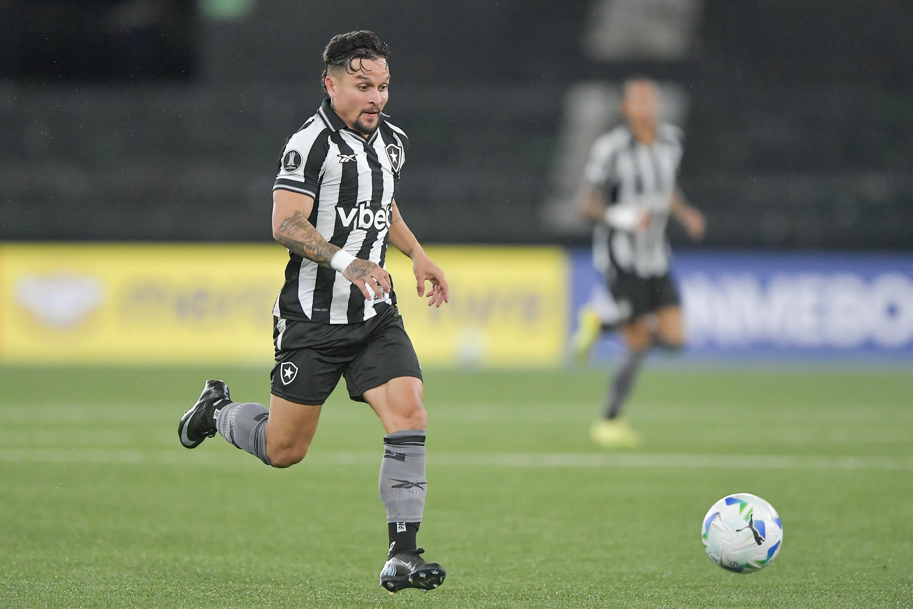 Artur jogador do Botafogo durante partida contra o Nacional Potosi no estadio Engenhao pelo campeonato Copa Libertadores 2026. Foto: Thiago Ribeiro/AGIF