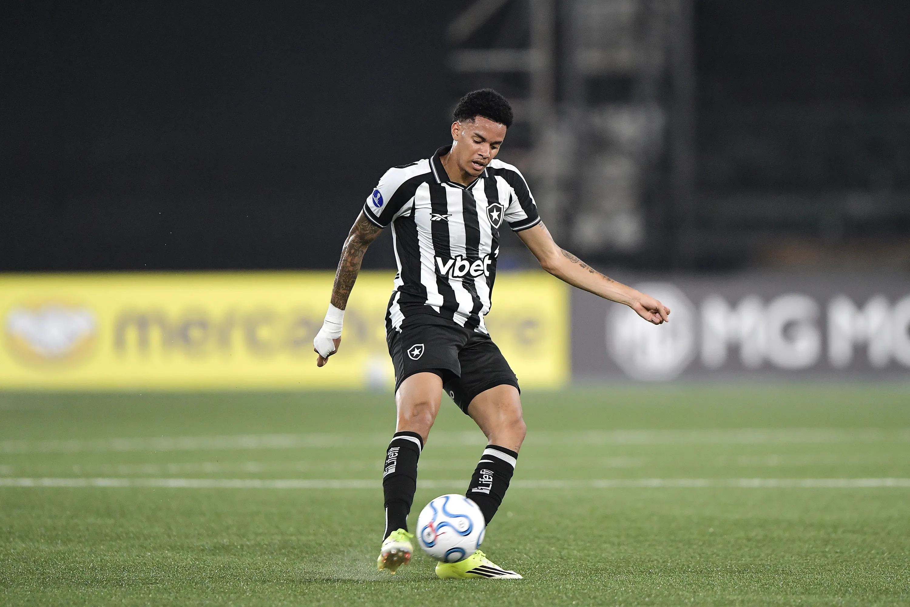 RJ – RIO DE JANEIRO – 28/04/2026 – COPA SUL-AMERICANA 2026, BOTAFOGO X INDEPENDIENTE PETROLERO – Newton jogador do Botafogo durante partida contra o Independiente Petrolero no estadio Engenhao pelo campeonato Copa Sul-Americana 2026. Foto: Thiago Ribeiro/AGIF