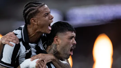 Barboza jogador do Botafogo comemora seu gol com Newton jogador da sua equipe durante partida contra o Flamengo no estadio Engenhao pelo campeonato Carioca 2026.