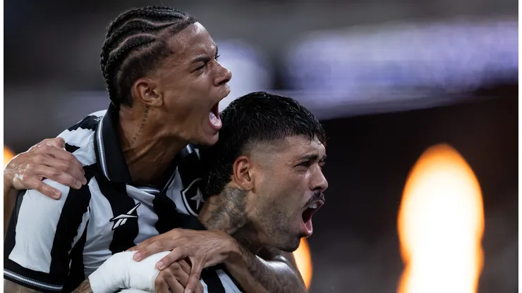 Barboza jogador do Botafogo comemora seu gol com Newton jogador da sua equipe durante partida contra o Flamengo no estadio Engenhao pelo campeonato Carioca 2026.