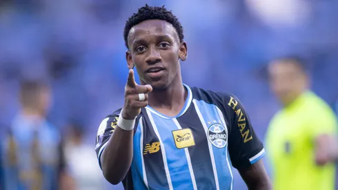 Gabriel Mec jogador do Grêmio comemora seu gol durante partida contra o Coritiba no estádio Arena do Grêmio pelo campeonato Brasileiro A 2026. Foto: Maxi Franzoi/AGIF