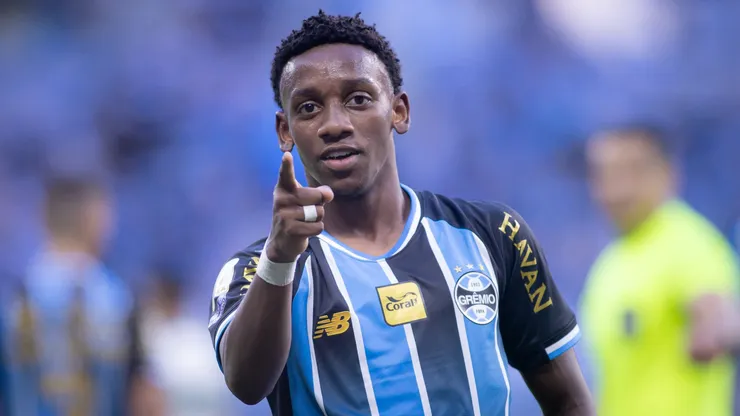 Gabriel Mec jogador do Grêmio comemora seu gol durante partida contra o Coritiba no estádio Arena do Grêmio pelo campeonato Brasileiro A 2026. Foto: Maxi Franzoi/AGIF