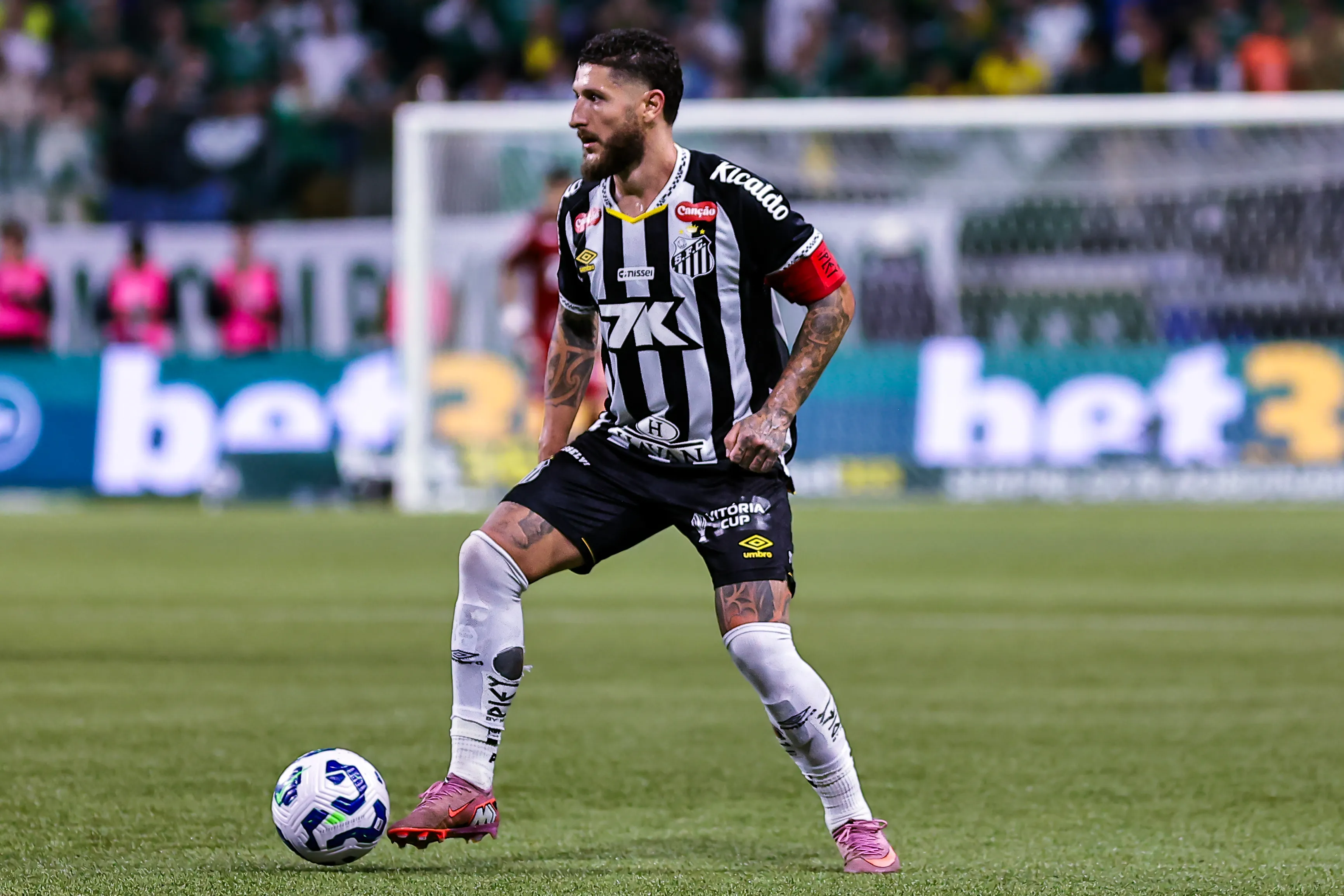 SP – SAO PAULO – 06/11/2025 – BRASILEIRO A 2025, PALMEIRAS X SANTOS – Ze Rafael jogador do Santos durante partida contra o Palmeiras no estadio Arena Allianz Parque pelo campeonato Brasileiro A 2025. Foto: Fabio Giannelli/AGIF