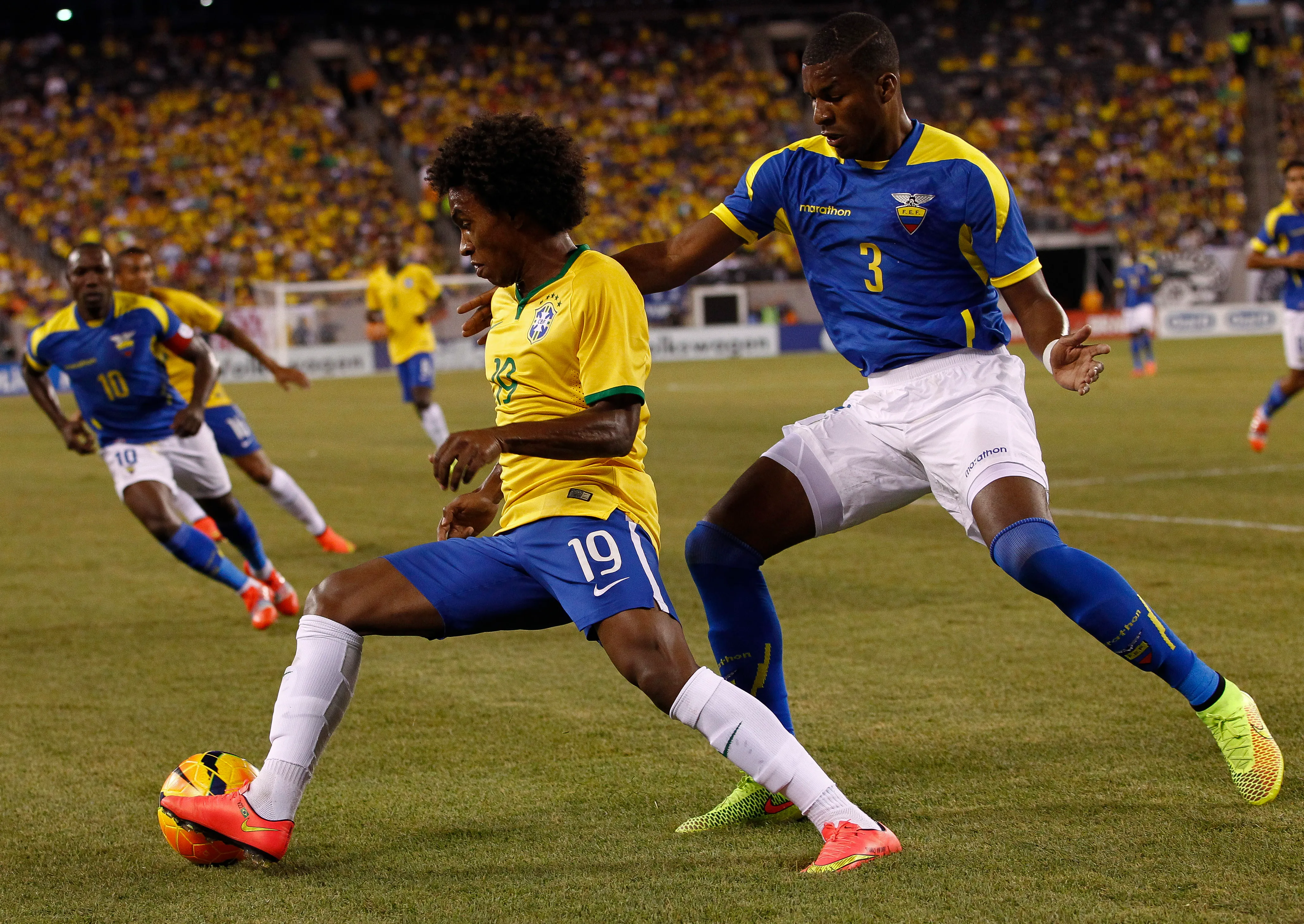 Willian, nº 19 do Brasil, disputa a bola com Frickson Erazo, nº 3 do Equador, durante a partida no MetLife Stadium, em 9 de setembro de 2014, em East Rutherford, Nova Jersey. (Foto de Jeff Zelevansky/Getty Images)