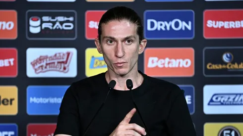 O técnico Filipe Luís, do Flamengo, fala com a imprensa após a Supercopa do Brasil de 2026 entre Flamengo e Corinthians, na Arena BRB Mané Garrincha, em Brasília, no dia 1º de fevereiro de 2026. (Foto de Ton Molina/Getty Images)