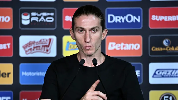 O técnico Filipe Luís, do Flamengo, fala com a imprensa após a Supercopa do Brasil de 2026 entre Flamengo e Corinthians, na Arena BRB Mané Garrincha, em Brasília, no dia 1º de fevereiro de 2026. (Foto de Ton Molina/Getty Images)