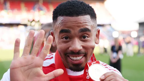 Gabriel Jesus, do Arsenal, exibe sua medalha de campeão e aponta cinco dedos para indicar o total de títulos conquistados na Premier League durante a partida entre Crystal Palace e Arsenal no Selhurst Park, em 24 de maio de 2026, em Londres, Inglaterra. (Foto de Michael Regan/Getty Images para a Premier League)
