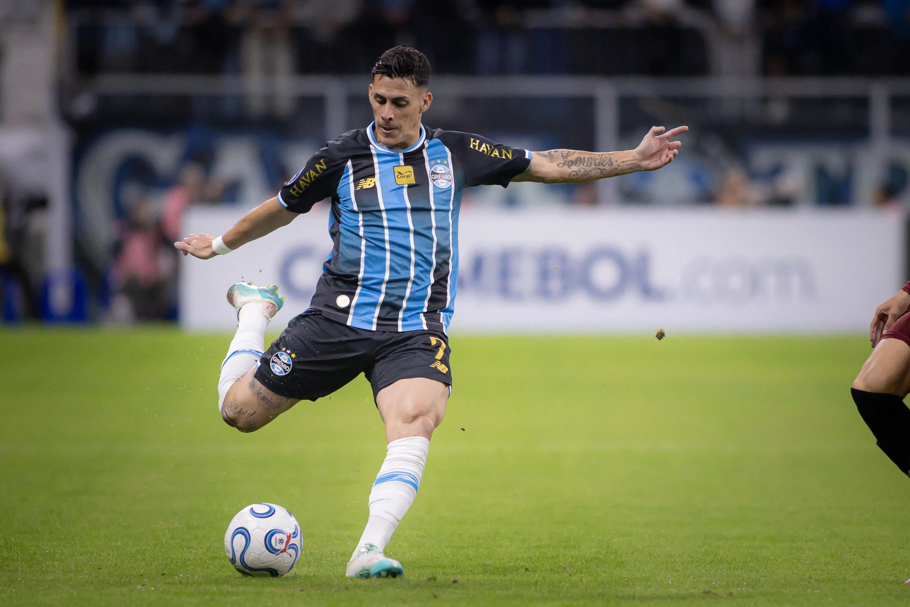 Cristian Pavón durante partida contra o Montevideo City Torque na Arena do Grêmio pela Copa Sul-Americana 2026. Foto: Maxi Franzoi/AGIF.