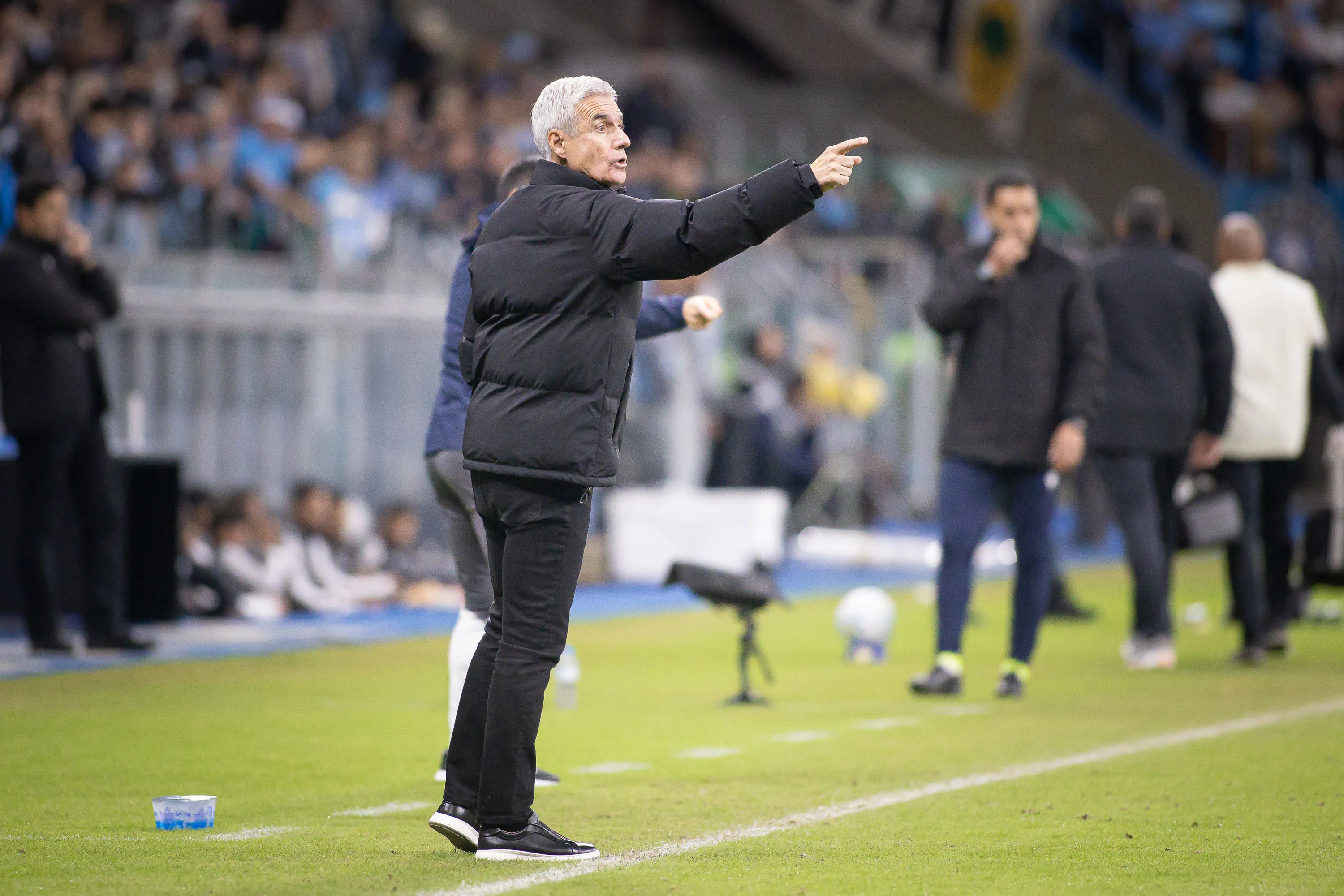 Luís Castro comandando o Grêmio – Foto: Maxi Franzoi/AGIF