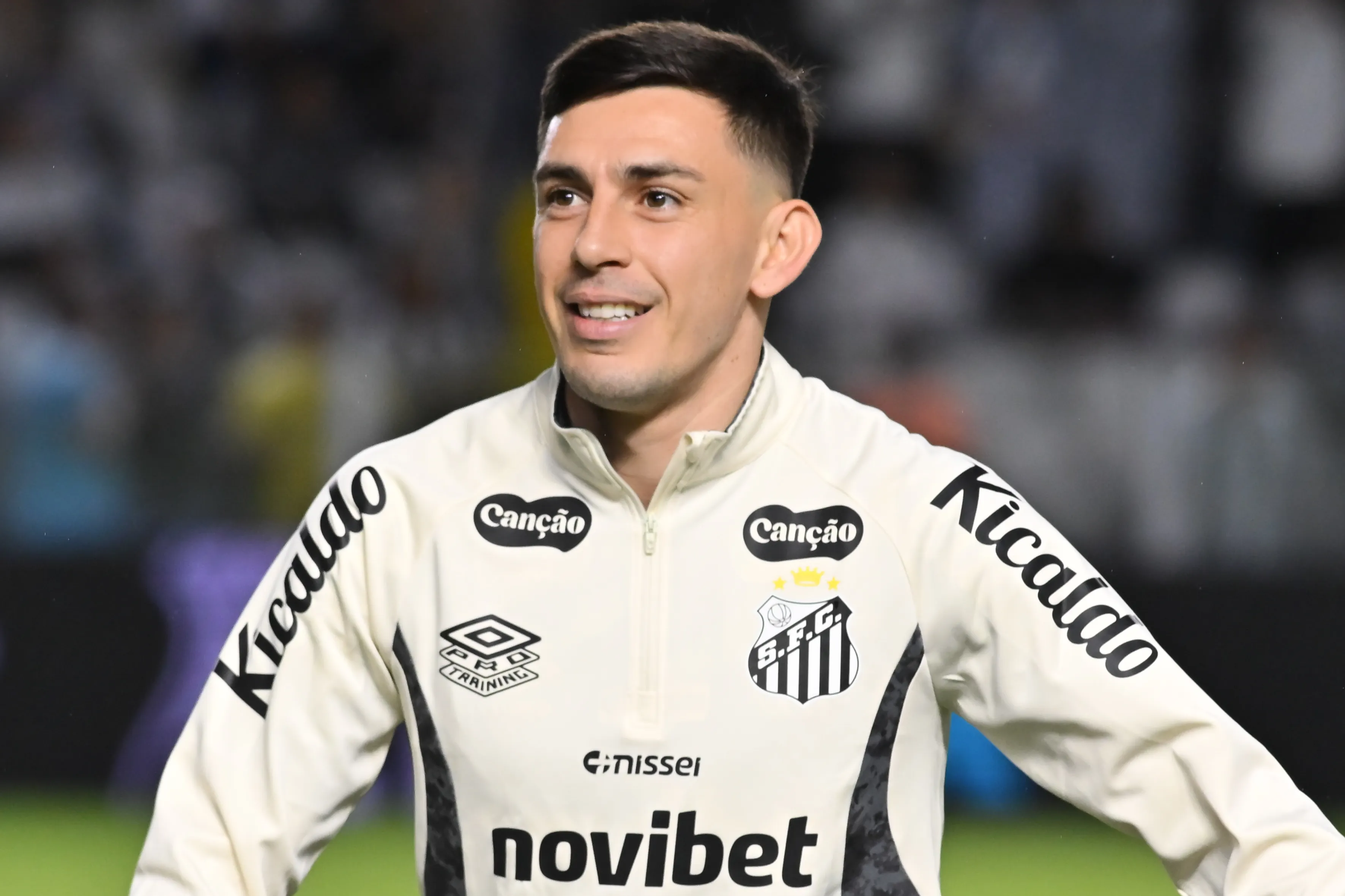 Escobar durante aquecimento antes da partida contra o Bragantino na Vila Belmiro pelo Campeonato Brasileiro A 2026. Foto: Jota Erre/AGIF.