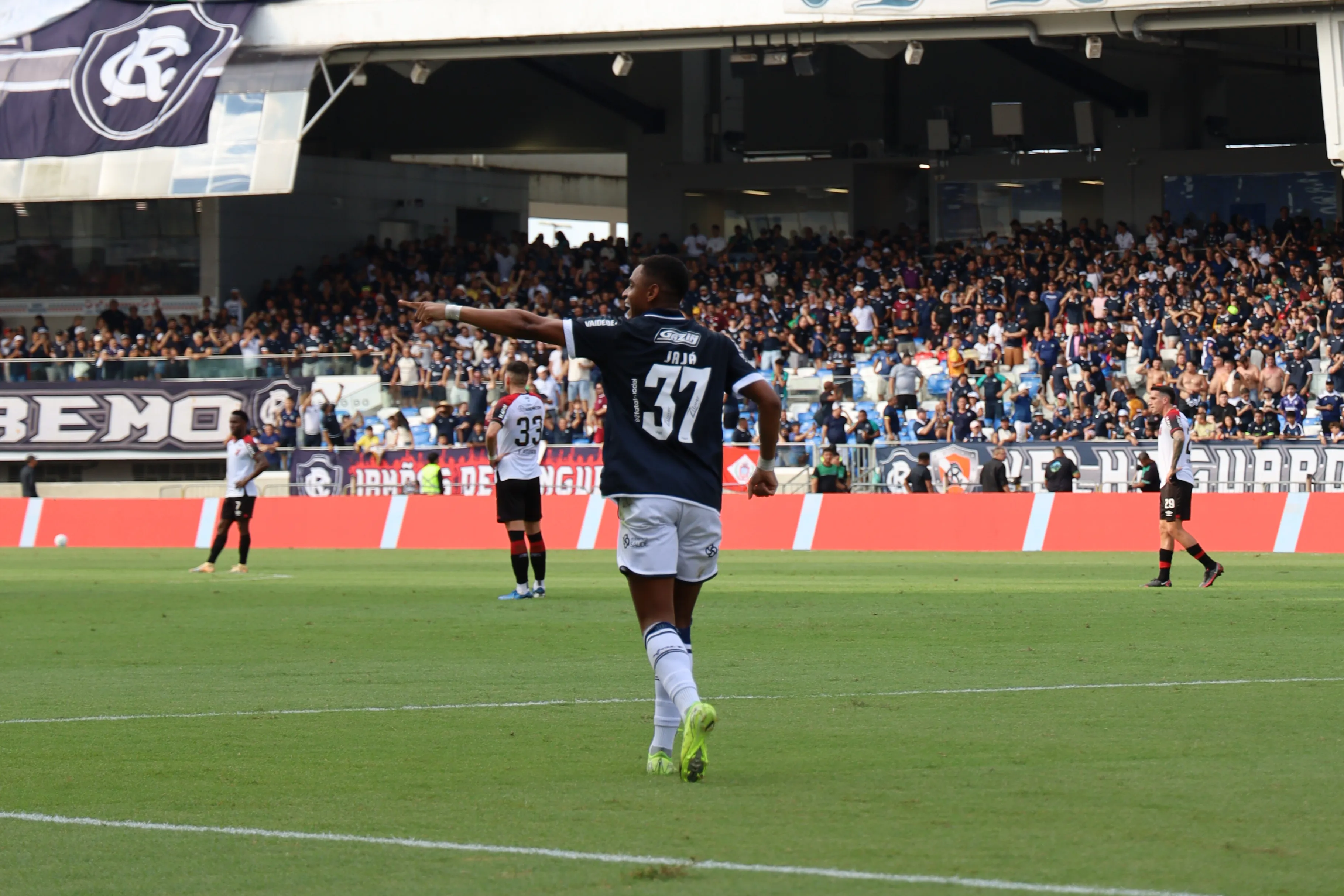 Jaja jogador do Remo comemora seu gol durante partida contra o Athletico-PR no estadio Mangueirao pelo campeonato Brasileiro A 2026. Foto: Fernando Torres/AGIF