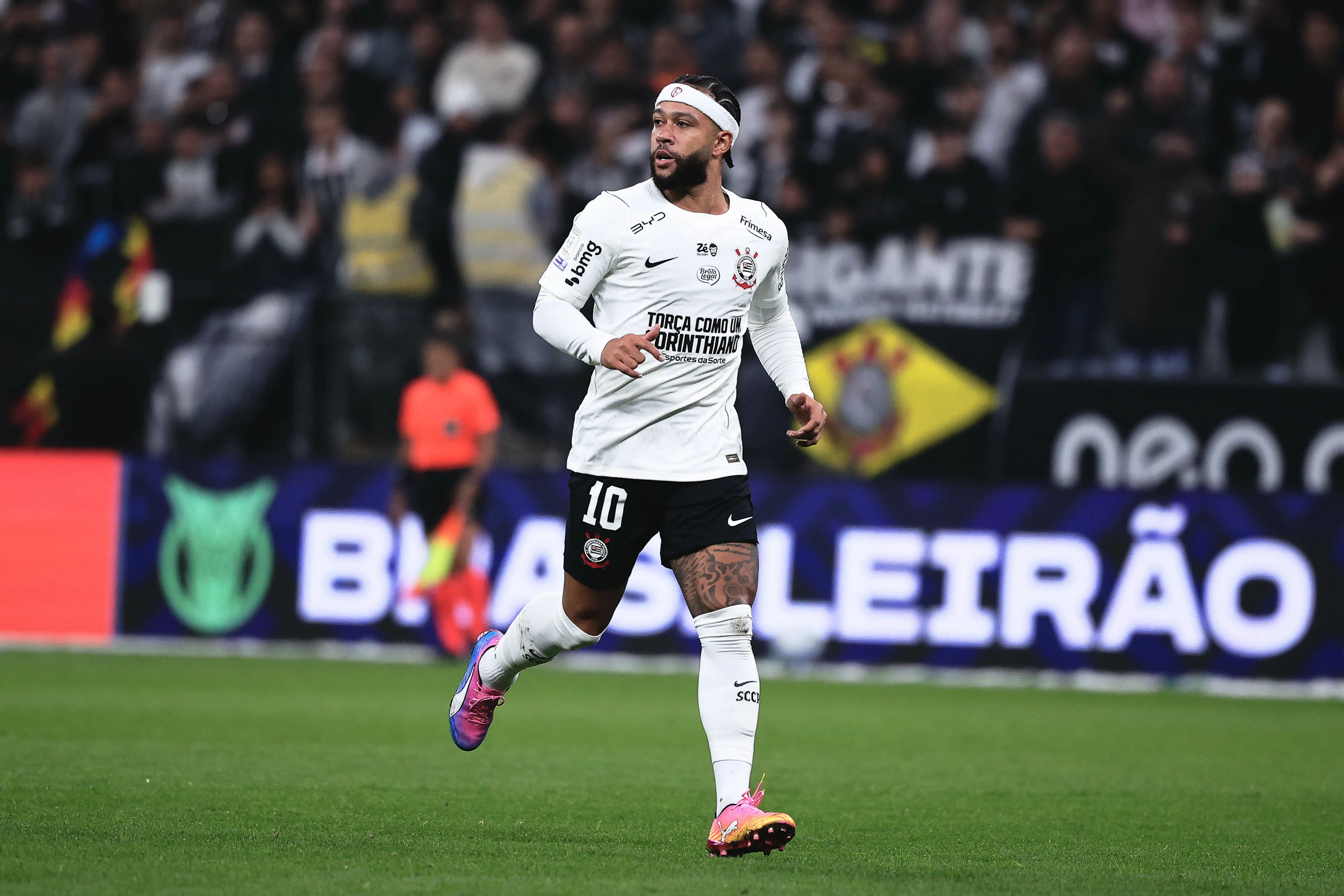 Memphis Depay, jogador do Corinthians, durante partida contra o Atletico-MG – Foto: Ettore Chiereguini/AGIF