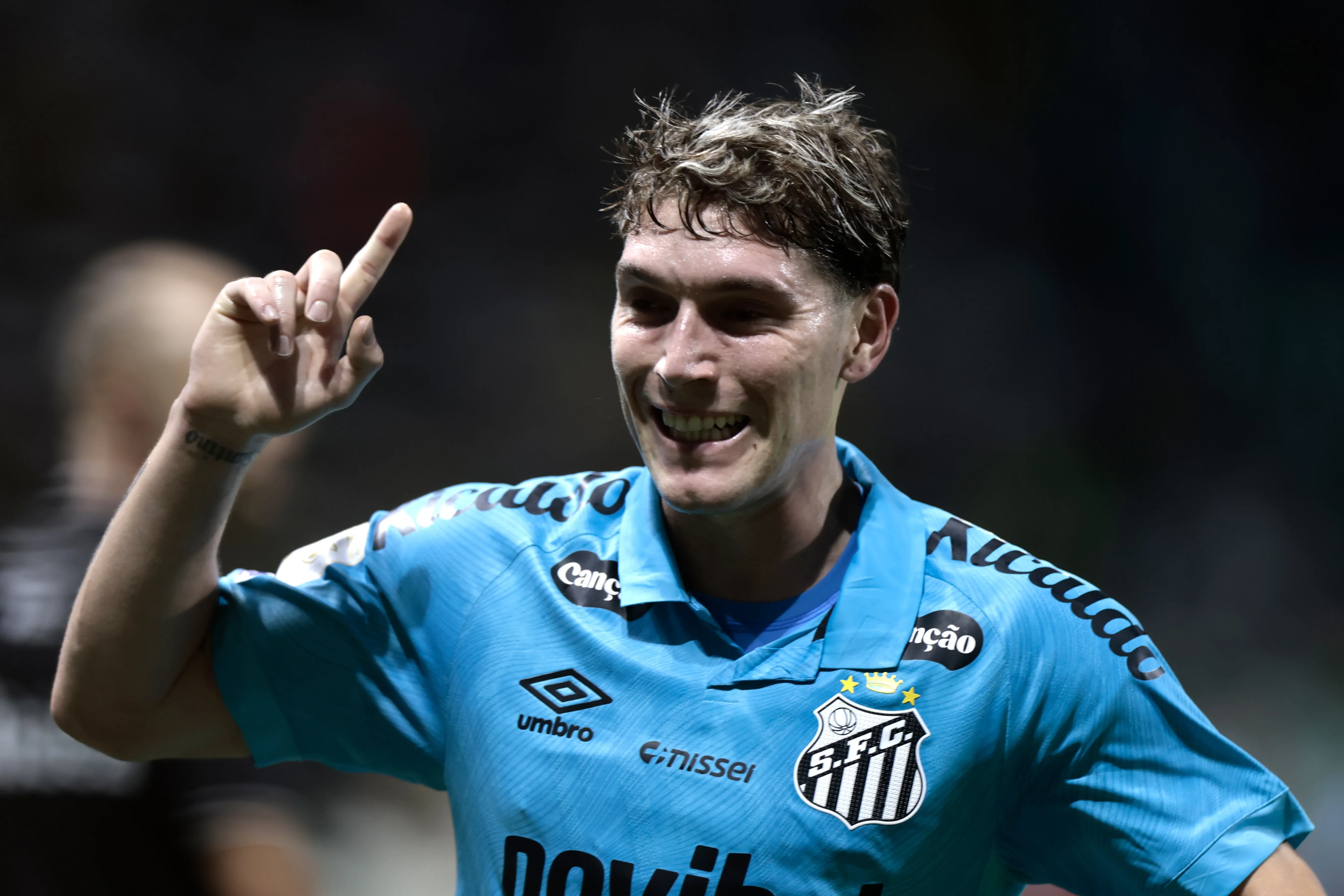 Rollheiser jogador do Santos comemora seu gol durante partida contra o Palmeiras no estadio Arena Allianz Parque pelo campeonato Brasileiro A 2026. Foto: Marcello Zambrana/AGIF