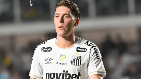 Rollheiser jogador do Santos durante partida contra o San Lorenzo no estadio Vila Belmiro pelo campeonato Copa Sul-Americana 2026. Foto: Jota Erre/AGIF