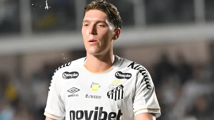 Rollheiser jogador do Santos durante partida contra o San Lorenzo no estadio Vila Belmiro pelo campeonato Copa Sul-Americana 2026. Foto: Jota Erre/AGIF