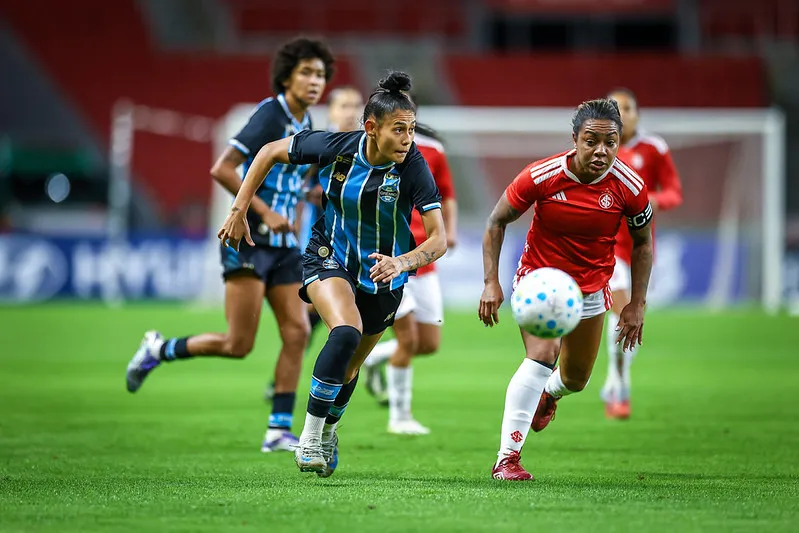 Jogadoras de Internacional e Grêmio disputam pela bola - Foto: Lucas Uebel/Grêmio