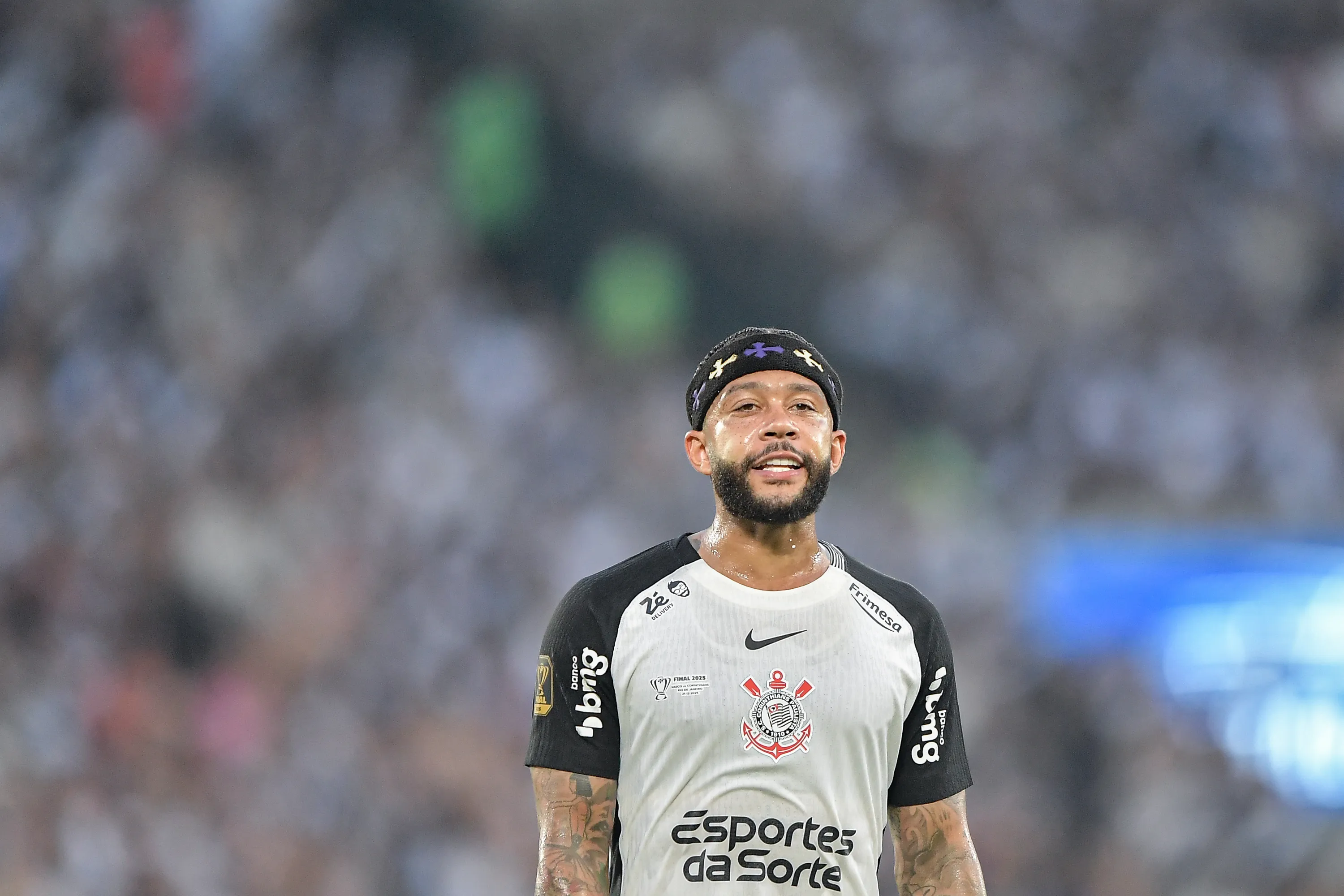 RJ – RIO DE JANEIRO – 21/12/2025 – COPA DO BRASIL 2025, VASCO X CORINTHIANS – Memphis Depay jogador do Corinthians durante partida contra o Vasco no estadio Maracana pelo campeonato Copa Do Brasil 2025. Foto: Thiago Ribeiro/AGIF