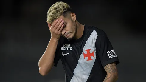 Adson jogador do Vasco durante partida contra o Barracas Central no estádio São Januário pelo campeonato Copa Sul-Americana 2026. Foto: Thiago Ribeiro/AGIF
