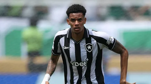 Newton #28, do Botafogo, domina a bola durante a partida das oitavas de final da Copa do Mundo de Clubes da FIFA 2025 entre SE Palmeiras e Botafogo FR no Lincoln Financial Field, em 28 de junho de 2025, em Filadélfia, Pensilvânia. (Foto de Francois Nel/Getty Images)