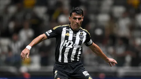 Junior Alonso, do Atlético Mineiro, controla a bola durante uma partida entre Atlético Mineiro e Flamengo no Brasileirão 2025 na Arena MRV em 25 de novembro de 2025 em Belo Horizonte, Brasil. (Foto de Pedro Vilela/Getty Images)