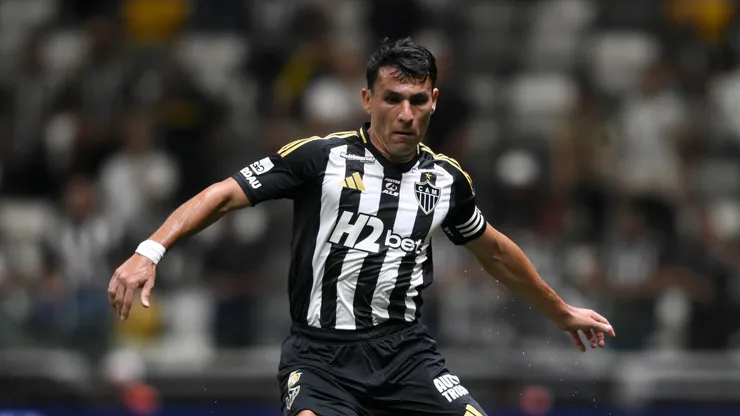 Junior Alonso, do Atlético Mineiro, controla a bola durante uma partida entre Atlético Mineiro e Flamengo no Brasileirão 2025 na Arena MRV em 25 de novembro de 2025 em Belo Horizonte, Brasil. (Foto de Pedro Vilela/Getty Images)