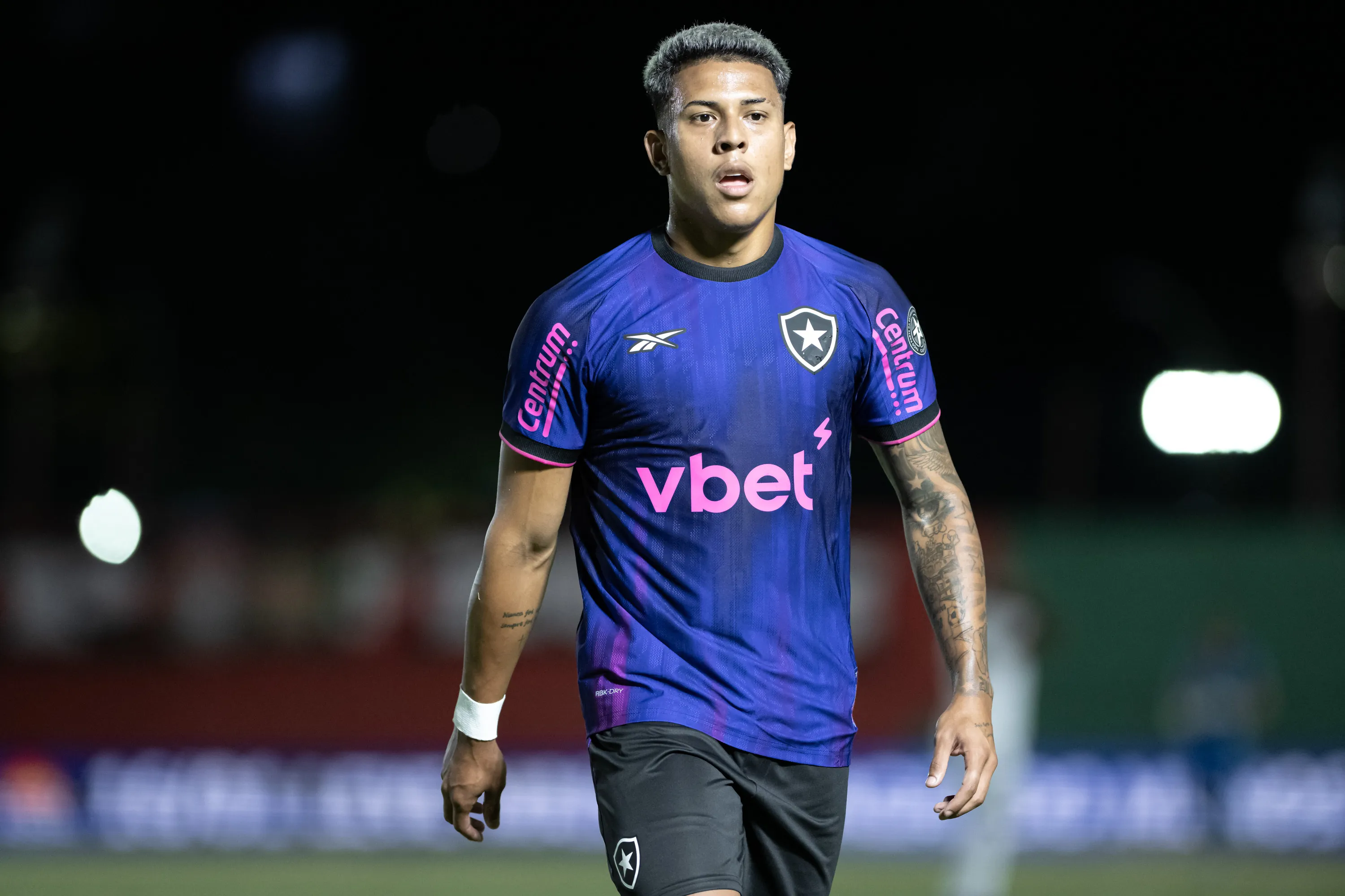 RJ – RIO DE JANEIRO – 15/01/2026 – CARIOCA 2026, PORTUGUESA X BOTAFOGO – Matheus Martins jogador do Botafogo durante partida contra o Portuguesa no estadio Luso Brasileiro pelo campeonato Carioca 2026. Foto: Jorge Rodrigues/AGIF