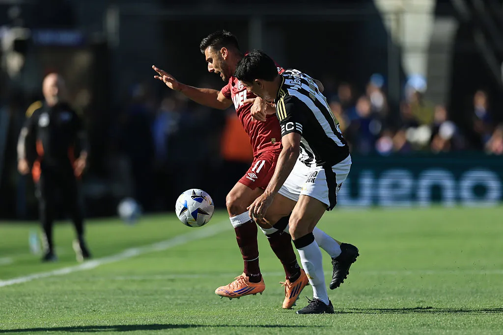 Eduardo Salvio do Lanus e Junior Alonso do Atlético Mineiro competem pela bola durante a final da Copa CONMEBOL Sul-Americana de 2025 entre Lanus e Atlético Mineiro no Estádio Defensores del Chaco em 22 de novembro de 2025 em Assunção, Paraguai. (Foto de Buda Mendes/Getty Images)