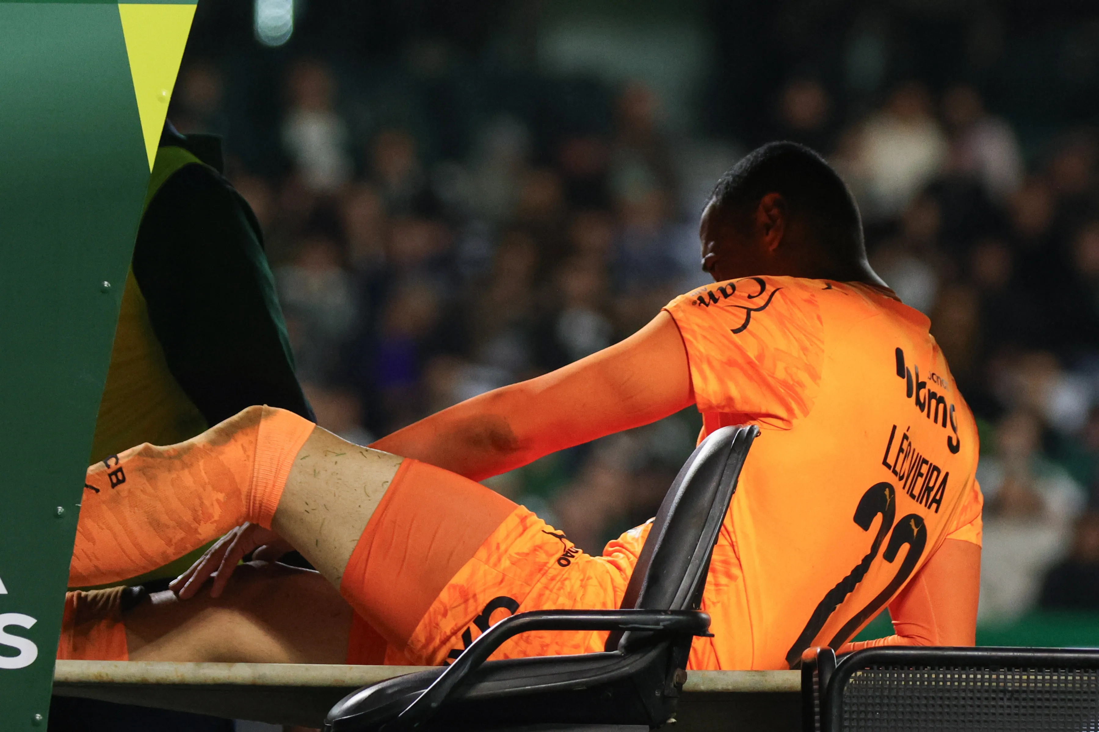 PR – CURITIBA – 25/05/2026 – BRASILEIRO A 2026, CORITIBA X BAHIA – Leo Vieira goleiro do Bahia sai lesionado da partida contra o Coritiba no estadio Couto Pereira pelo campeonato Brasileiro A 2026. Foto: Robson Mafra/AGIF