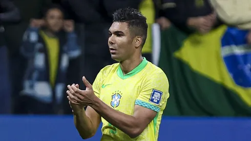 Casemiro, do Brasil, aplaude os torcedores após a vitória de sua equipe na partida das Eliminatórias da Copa do Mundo da FIFA 2026 entre Brasil e Paraguai, na Arena Neo Química, em 10 de junho de 2025, em São Paulo, Brasil. (Foto de Ricardo Moreira/Getty Images)