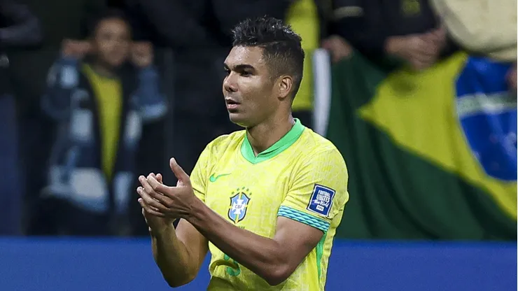 Casemiro, do Brasil, aplaude os torcedores após a vitória de sua equipe na partida das Eliminatórias da Copa do Mundo da FIFA 2026 entre Brasil e Paraguai, na Arena Neo Química, em 10 de junho de 2025, em São Paulo, Brasil. (Foto de Ricardo Moreira/Getty Images)